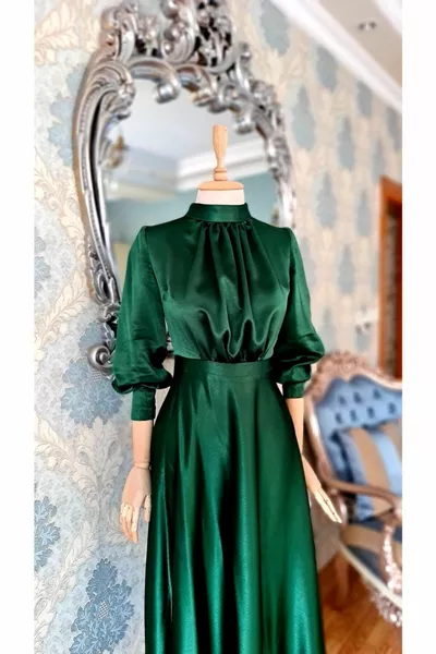 Grüner Satinstoff, Kordelzug am Ausschnitt, Hijab Einfaches Abendkleid