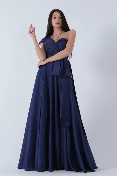 Вечернее платье с блестками на одно плечо и бабочкой спереди темно-синего цвета 