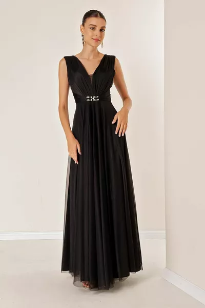 Вечерна рокля от тюл с катарама отпред и отзад с V-образно деколте