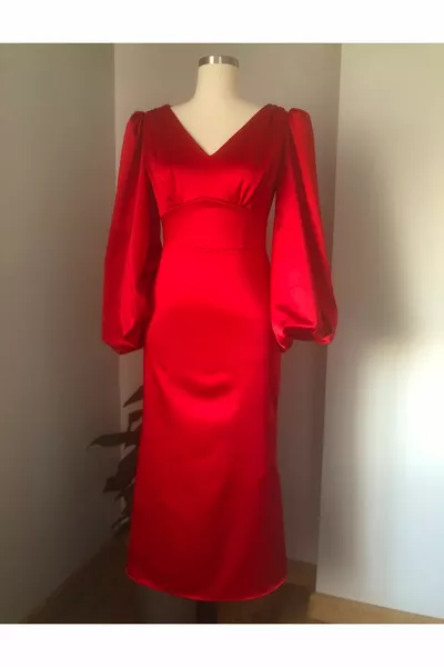 Rotes Meerjungfrauenkleid aus Satin mit V-Ausschnitt und Ballonärmeln