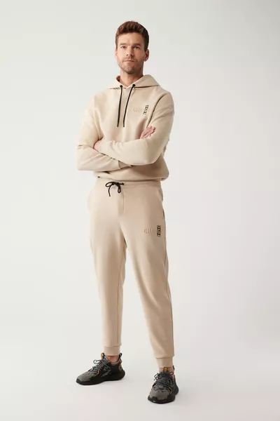 Pantaloni da tuta uomo beige con coulisse in vita, felpati a tre fili, fondo gamba con elastico 