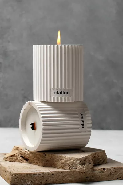 Stijlvolle decoratieve betonkaars met houtachtige geur