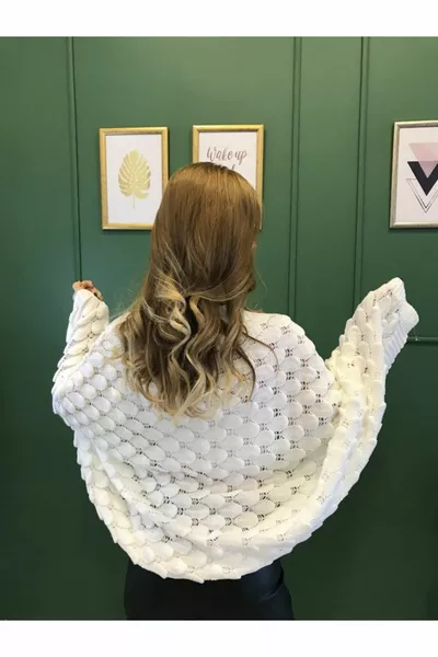 Durchbrochener cremefarbener Strick-Schulterschal