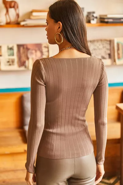 Дамски пуловер с квадратно деколте 