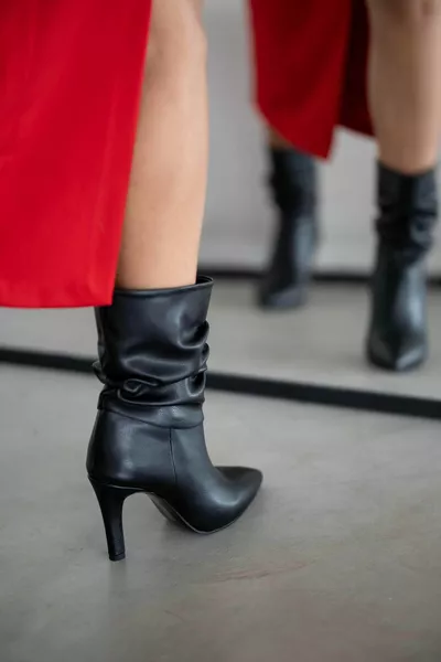 منفاخ حذاء بكعب رفيع أسود