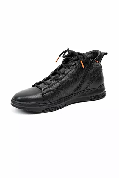 أحذية رجالية سوداء وجوارب