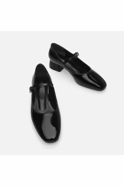 أحذية نسائية سوداء