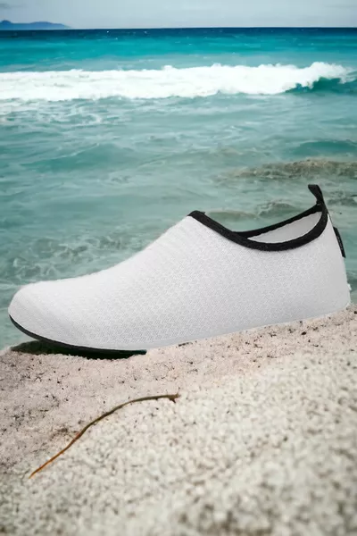 Semelle blanche Zones caillouteuses épaisses Semelle antidérapante résistante Chaussures de plage et de randonnée