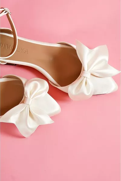 Mambo Beige Satijnen Strik Polsbandje Puntige Neus Casual Ballerina's