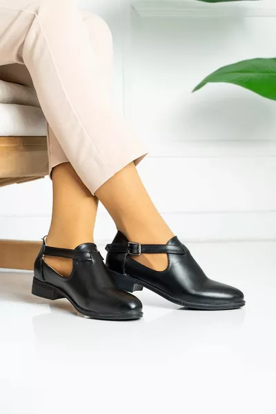 Дамски класически обувки с детайл на колан