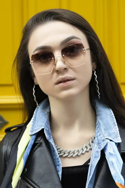 بدون إطار بني مربع زجاج تصميم نظارات شمسية نسائية