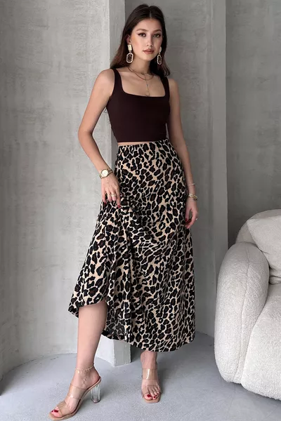 تنورة طويلة بقصة واسعة بنقشة الفهد