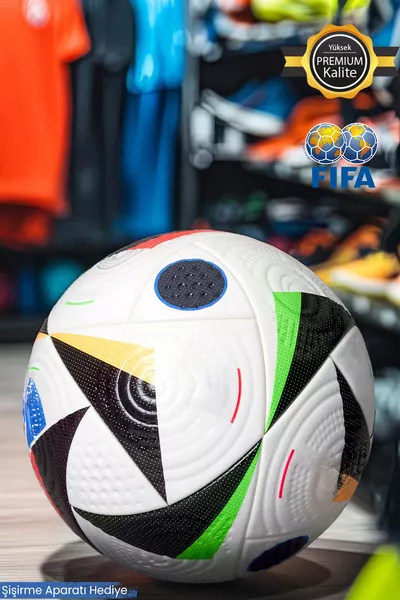 كرة القدم الرسمية لكأس العالم فيفا تصميم خاص للملصق، مناسبة للملاعب العشبية والخرسانية