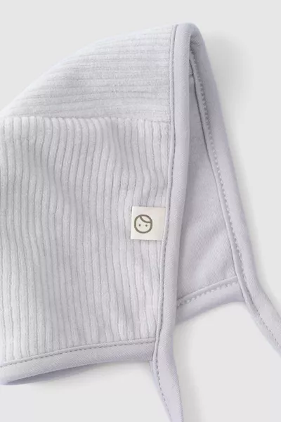 Бебешка шапка с английски стил от кадифе с рипс, сива