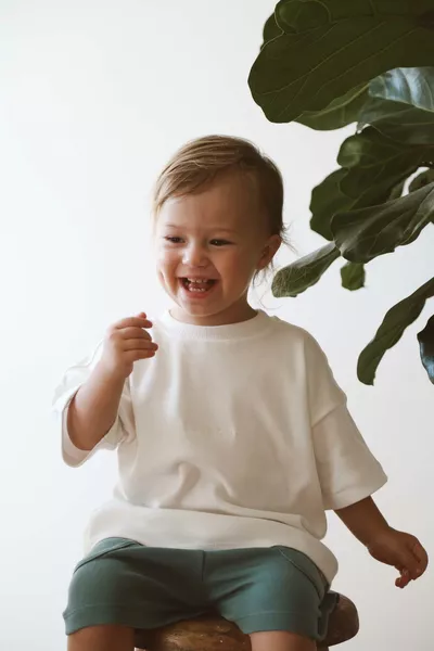 قميص تيشيرت فضفاض بياقة بيضاء للأطفال - رضّع وأطفال