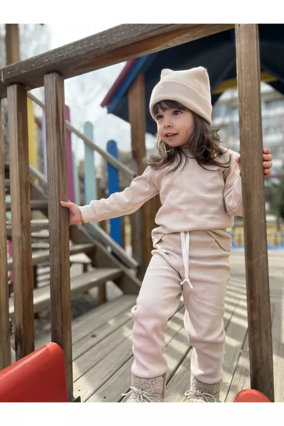 طقم ثلاثي بقبعة