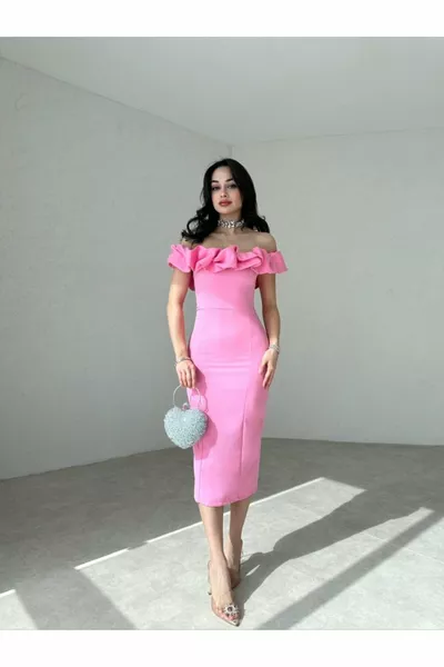 فستان متوسط الطول بأكتاف منخفضة