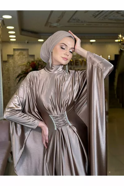 الملكة المنك مساء اللباس