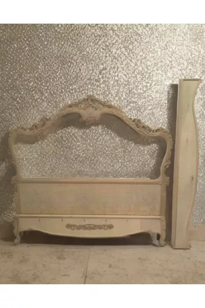 Класическо дървено легло от буково дърво с резба