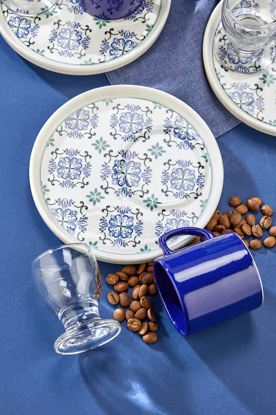 Service à café Mavi Menekşe  pièces pour 6 personnes avec assiettes de présentation et verres à café