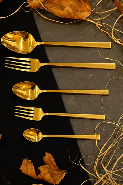 Комплект от  части златни прибори за хранене от титаний (без ножове)