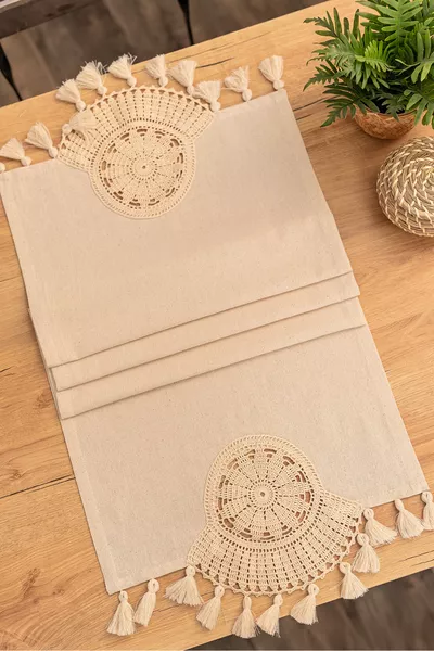 настолен бегач с дантела и пискюли във формата на ветрило