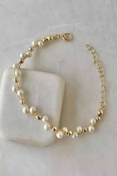 سوار نسائي بتفاصيل لؤلؤية وكرة ملفوفة