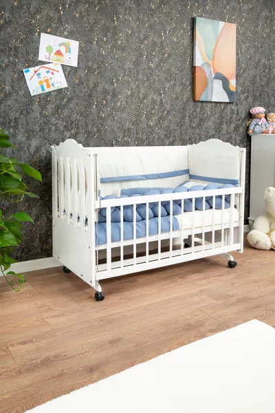 Culla in legno MDF accanto alla mamma, culla per bambini verniciata a quattro livelli con finitura lucida e mobili con ruote