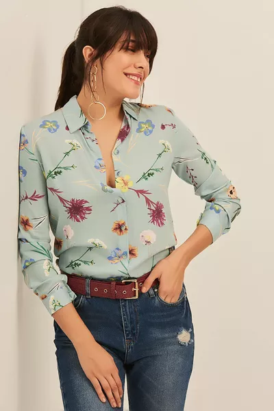 Damesviscoseblouse met blauwe bloemen 