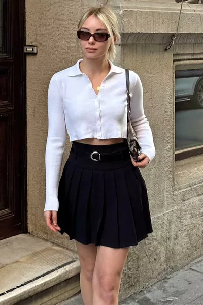 تنورة قصيرة نسائية سوداء مطوية بالكامل مع حزام وسروال داخلي