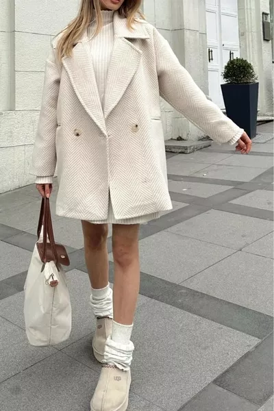 معطف قصير مبطن بلون الكريم الحجري بنقشة عظم السمكة، قصّة واسعة ومقاس قياسي