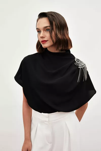 بلوز فضفاض بكتف واحد مع إكسسوار - أسود