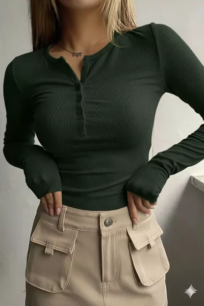 بلوز نسائي بحواف مضلعة وياقة دائريه بأزرار بلون أخضر زيتي مع زر تفصيلي وأزرار على الصدر وأكمام طويلة