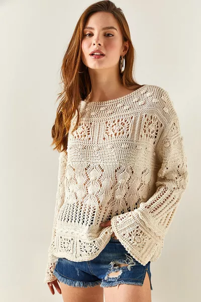 بلوزة نسائية من القطن المحاك مع فتحات وشراشيب صغيرة 