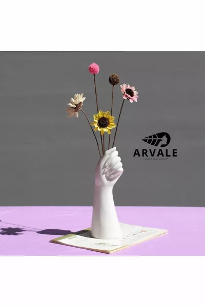 تمثال فازة نسائية على شكل يد من السيراميك بطول  سم