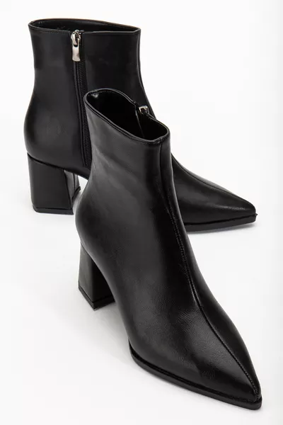 حذاء نسائي بكعب عالي من الجلد الأسود ذو مقدمة مدببة