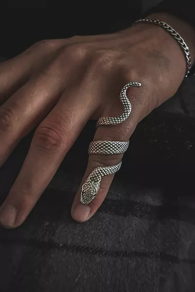Anello Regolabile Placcato Argento con Figura di Serpente