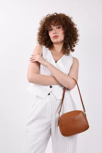 حقيبة نسائية صغيرة عصرية بحمالة عرض قابلة للتعديل بسحاب، يمكن حملها باليد أو على الكتف