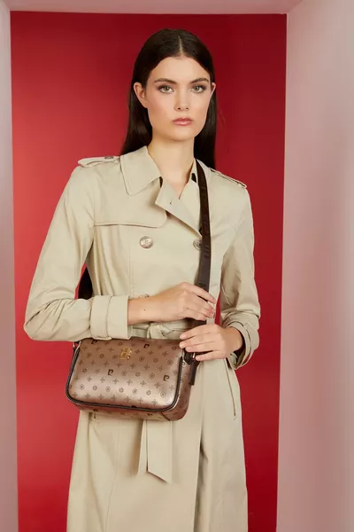 حقيبة كتف نسائية مزخرفة بحروف ذهبية 