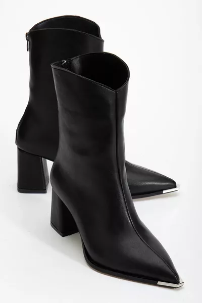 حذاء نسائي بكعب عالٍ، أسود اللون، بسحاب خلفي، مقدمة مدببة وتفاصيل معدنية