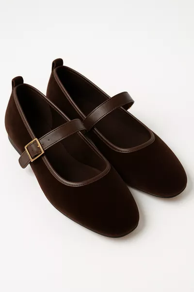 حذاء باليرينا نسائي بلون القهوة بفيلفيت، بحزام ذهبي، أنيق وخفيف ومريح للأقدام، دون إصدار صوت