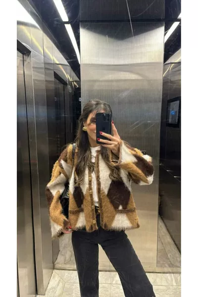 Специално произведена плетена жилетка с копчета, кадифена, с баклава десен