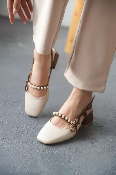 حذاء نسائي بكعب قصير مزين باللؤلؤ - بيج-بني