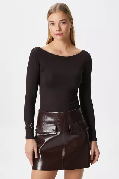 بلوزة سوبت بنية بفتحة رقبة bateau وأكمام طويلة