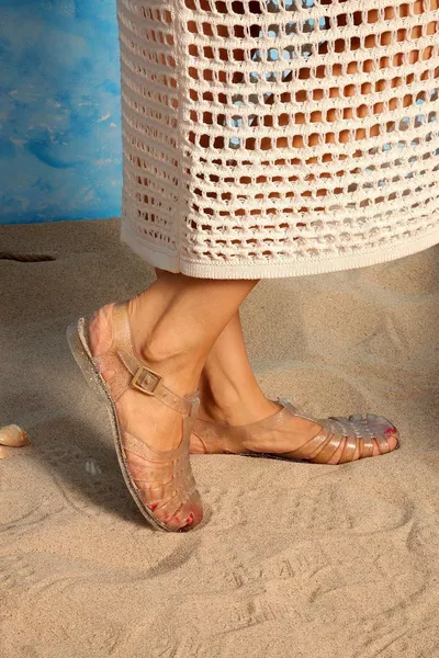 صندل جلي نسائي شفاف لامع باللون الذهبي 