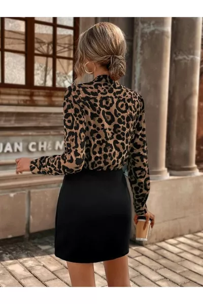 فستان نسائي من كريب طويل الأكمام مع ياقة متقاطعة ونقشة الفهد