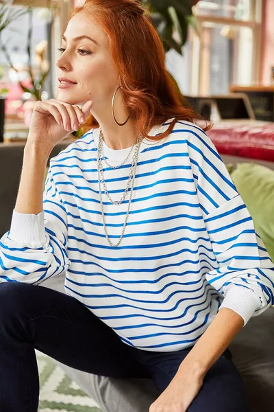 سويت شيرت نسائي فضفاض ناعم الملمس بخطوط إنديجو بيضاء أساسية 