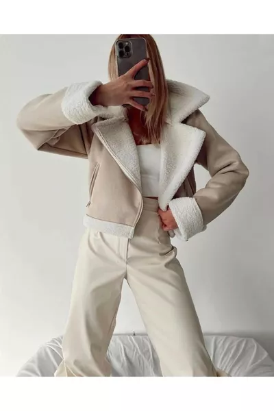 سترة دراجة من الجلد المدبوغ بياقة من الفرو باللون البيج