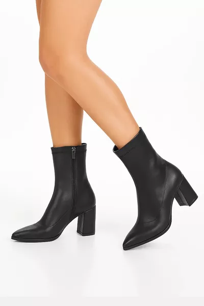 حذاء نسائي أسود بكعب وطرف مدبب وحزام قابل للتمدد حول الرسغ