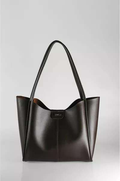 حقيبة يد وكتف نسائية كبيرة الحجم باللون البني مع حقيبة مكياج